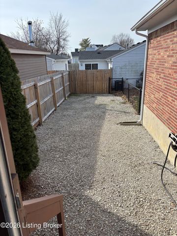 12313 Kingsley Dr, Louisville, KY 40229