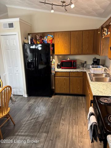 12313 Kingsley Dr, Louisville, KY 40229