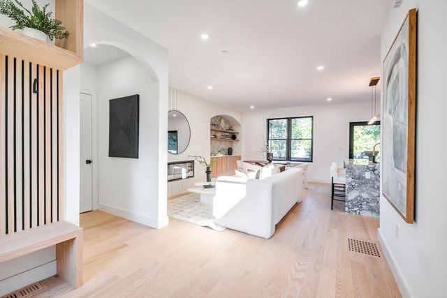 290 Watertown Street 3., Newton, MA 02458