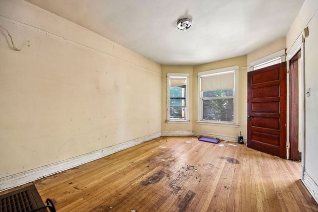 2934 N Gresham Avenue, Chicago, IL 60618