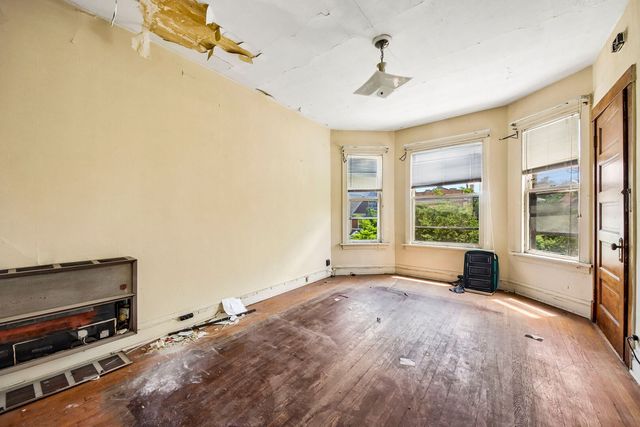 2934 N Gresham Avenue, Chicago, IL 60618