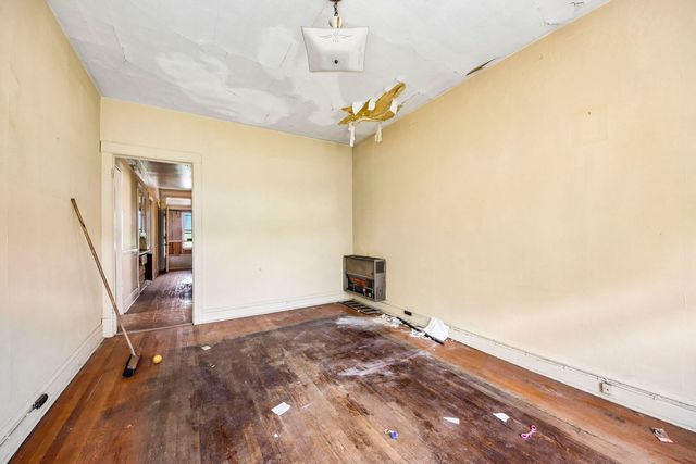 2934 N Gresham Avenue, Chicago, IL 60618
