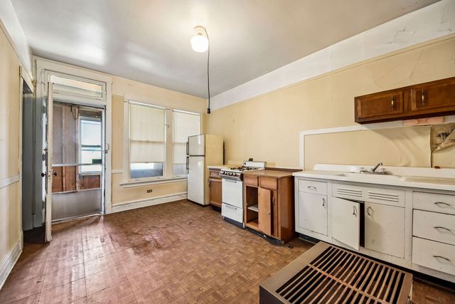 2934 N Gresham Avenue, Chicago, IL 60618