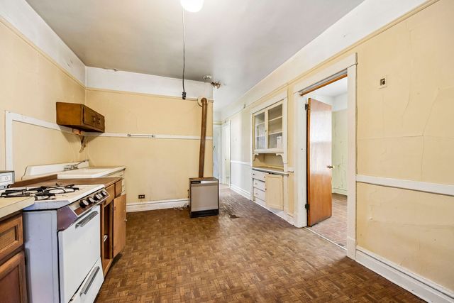 2934 N Gresham Avenue, Chicago, IL 60618