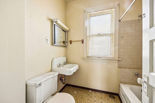 2934 N Gresham Avenue, Chicago, IL 60618