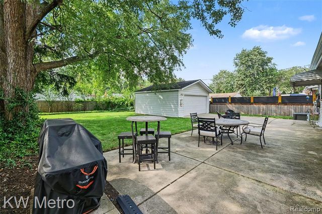637 Kenyon Drive, Troy, MI 48083