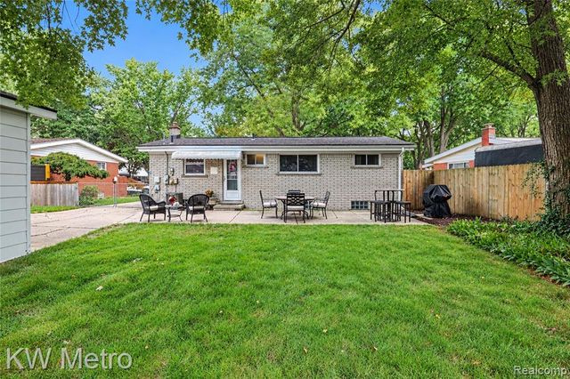 637 Kenyon Drive, Troy, MI 48083