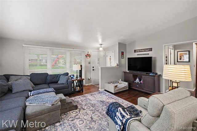 637 Kenyon Drive, Troy, MI 48083