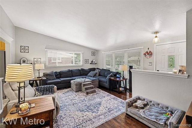 637 Kenyon Drive, Troy, MI 48083