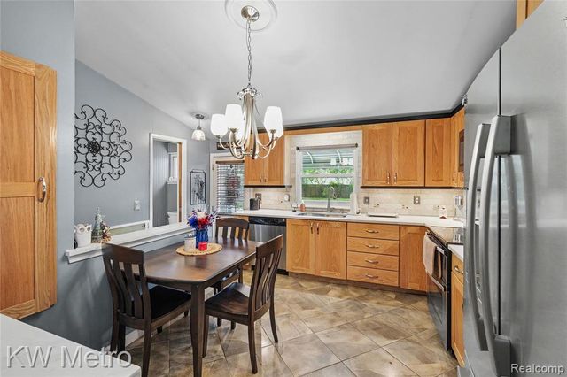 637 Kenyon Drive, Troy, MI 48083