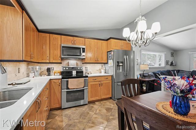 637 Kenyon Drive, Troy, MI 48083