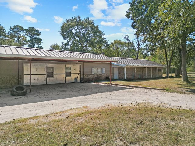 33 W Walnut Lake Drive, Huntsville, TX 77320