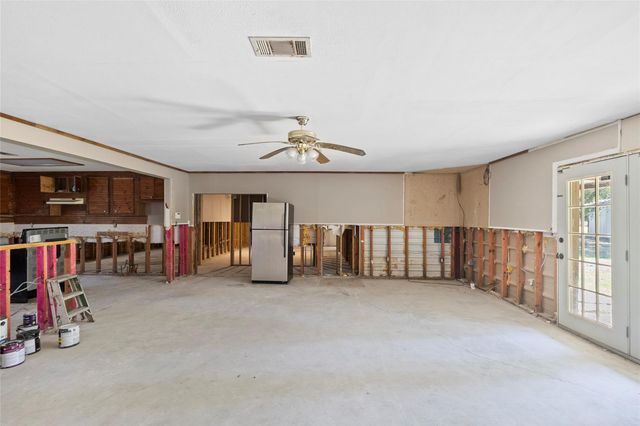 33 W Walnut Lake Drive, Huntsville, TX 77320