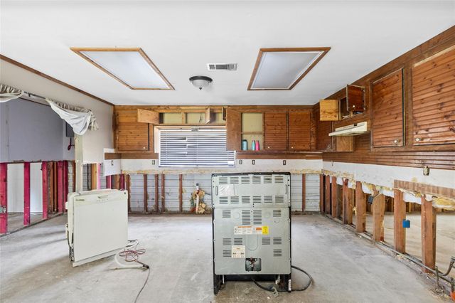 33 W Walnut Lake Drive, Huntsville, TX 77320