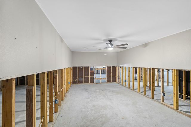 33 W Walnut Lake Drive, Huntsville, TX 77320