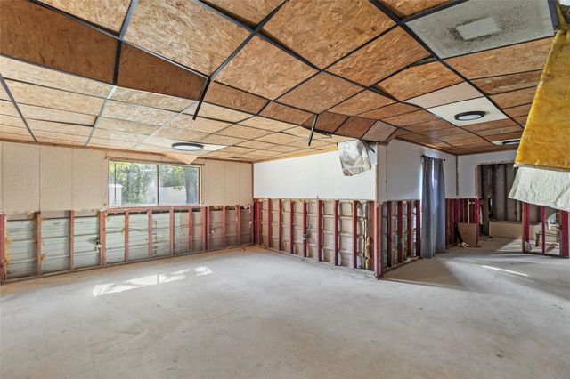 33 W Walnut Lake Drive, Huntsville, TX 77320