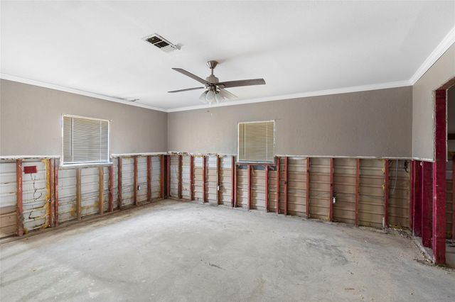 33 W Walnut Lake Drive, Huntsville, TX 77320
