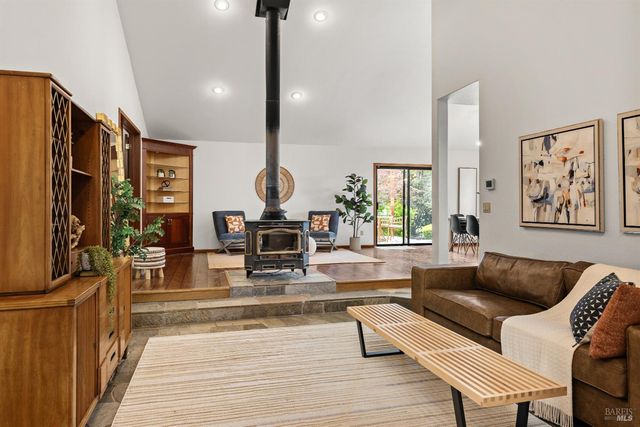 1084 Red Tail Rd, Healdsburg, CA 95448