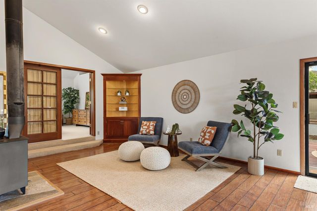 1084 Red Tail Rd, Healdsburg, CA 95448