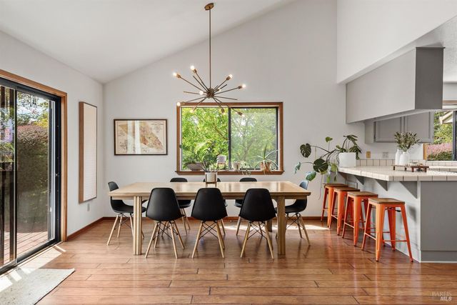 1084 Red Tail Rd, Healdsburg, CA 95448