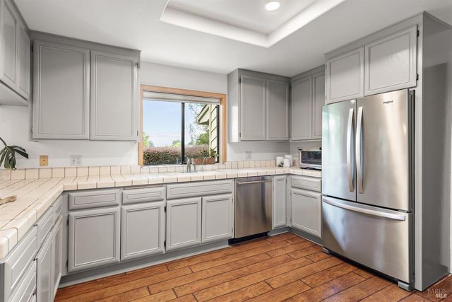 1084 Red Tail Rd, Healdsburg, CA 95448