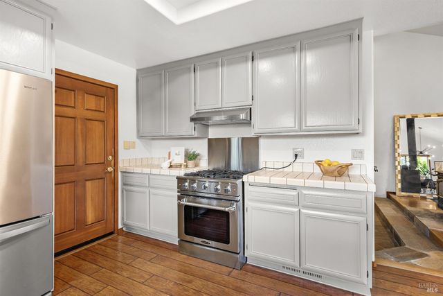 1084 Red Tail Rd, Healdsburg, CA 95448
