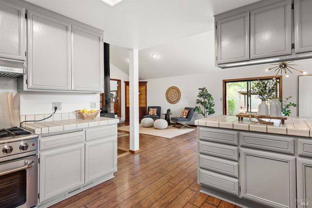 1084 Red Tail Rd, Healdsburg, CA 95448