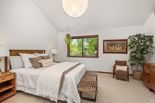 1084 Red Tail Rd, Healdsburg, CA 95448