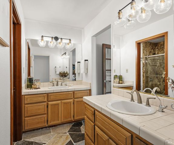 1084 Red Tail Rd, Healdsburg, CA 95448