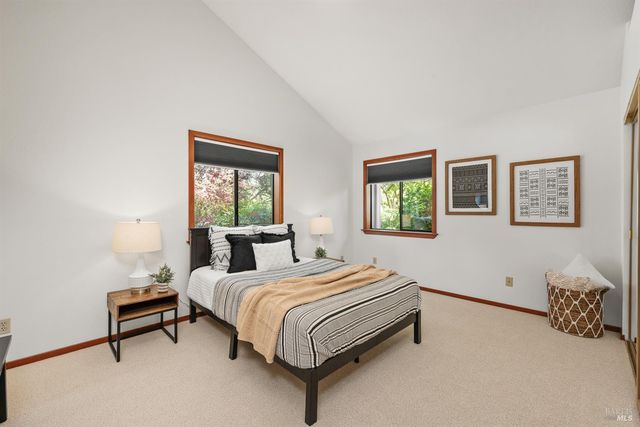 1084 Red Tail Rd, Healdsburg, CA 95448