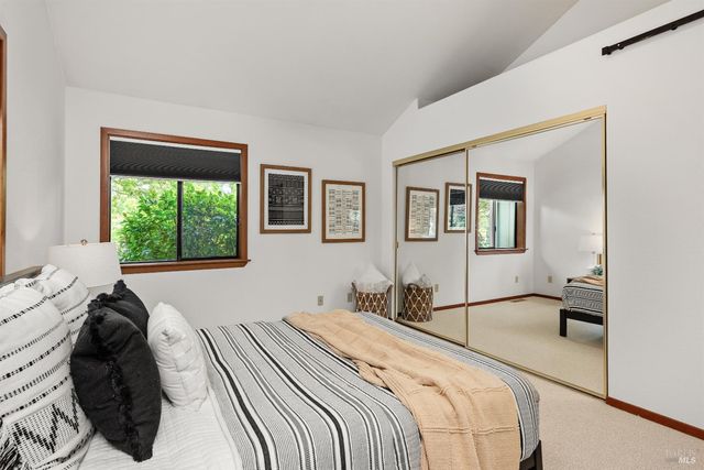 1084 Red Tail Rd, Healdsburg, CA 95448