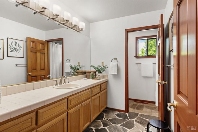 1084 Red Tail Rd, Healdsburg, CA 95448