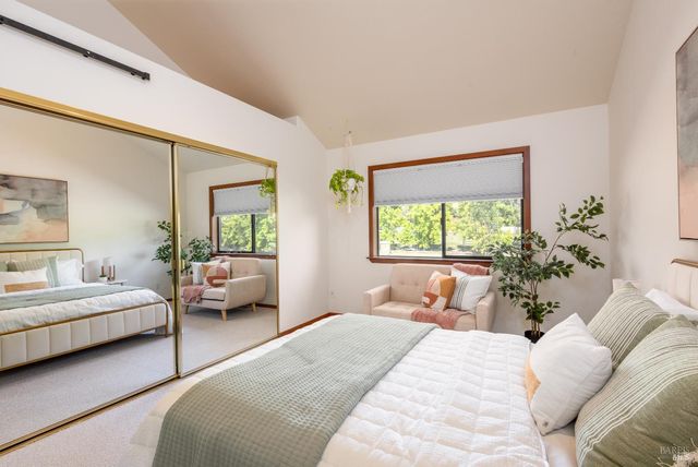 1084 Red Tail Rd, Healdsburg, CA 95448