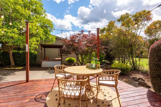 1084 Red Tail Rd, Healdsburg, CA 95448