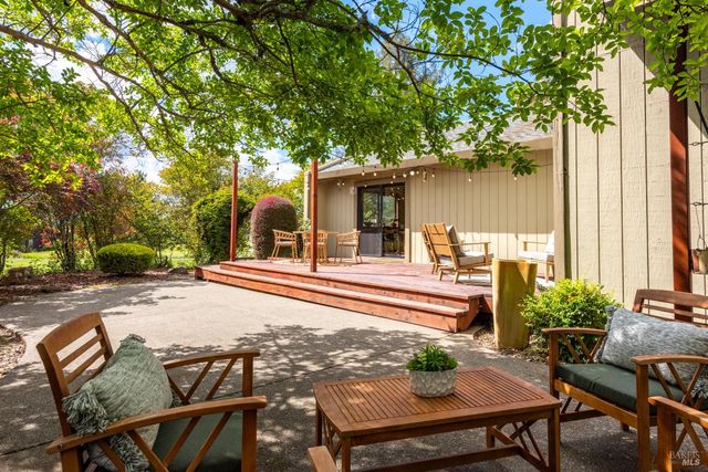 1084 Red Tail Rd, Healdsburg, CA 95448