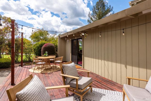 1084 Red Tail Rd, Healdsburg, CA 95448