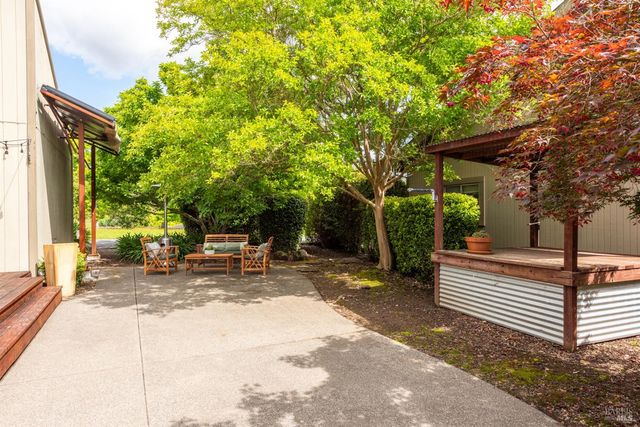 1084 Red Tail Rd, Healdsburg, CA 95448