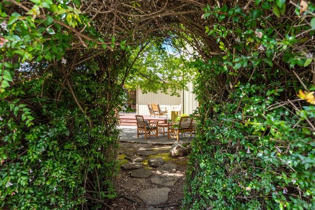 1084 Red Tail Rd, Healdsburg, CA 95448