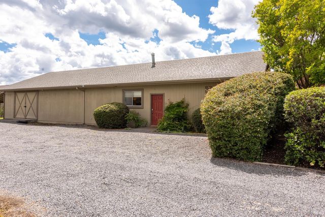 1084 Red Tail Rd, Healdsburg, CA 95448
