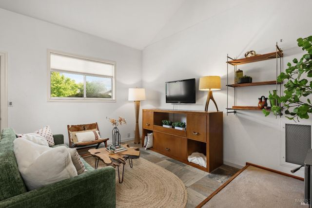 1084 Red Tail Rd, Healdsburg, CA 95448