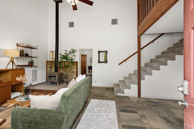 1084 Red Tail Rd, Healdsburg, CA 95448