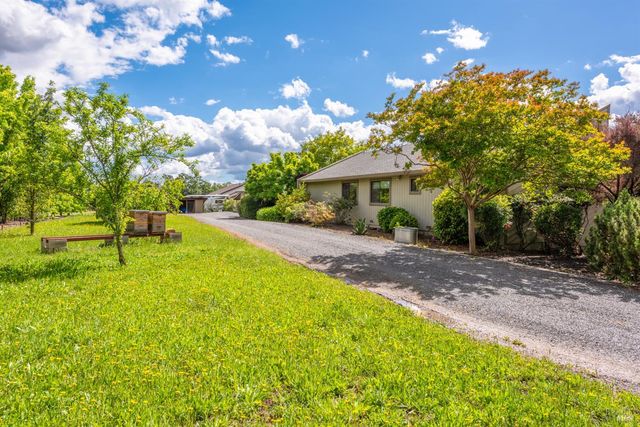 1084 Red Tail Rd, Healdsburg, CA 95448