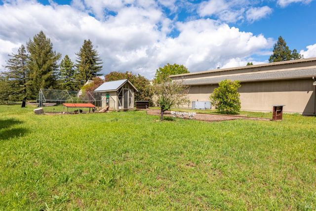 1084 Red Tail Rd, Healdsburg, CA 95448