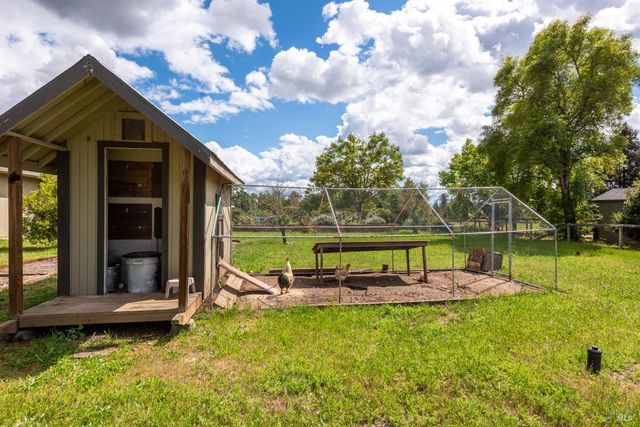 1084 Red Tail Rd, Healdsburg, CA 95448