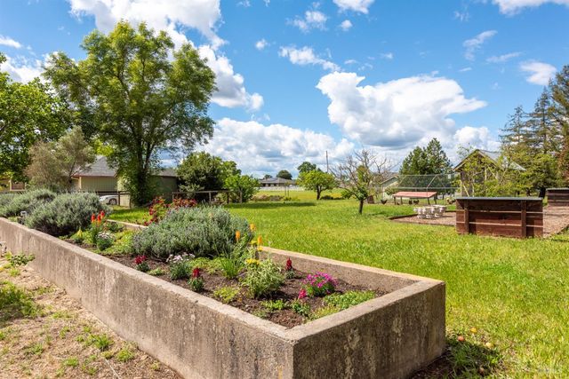 1084 Red Tail Rd, Healdsburg, CA 95448