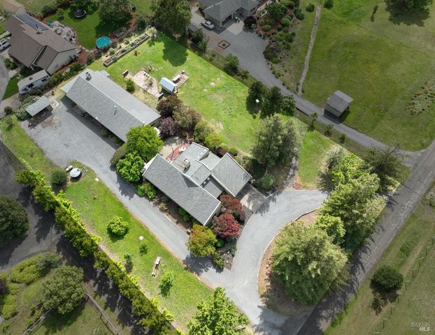 1084 Red Tail Rd, Healdsburg, CA 95448