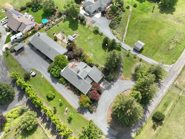 1084 Red Tail Rd, Healdsburg, CA 95448