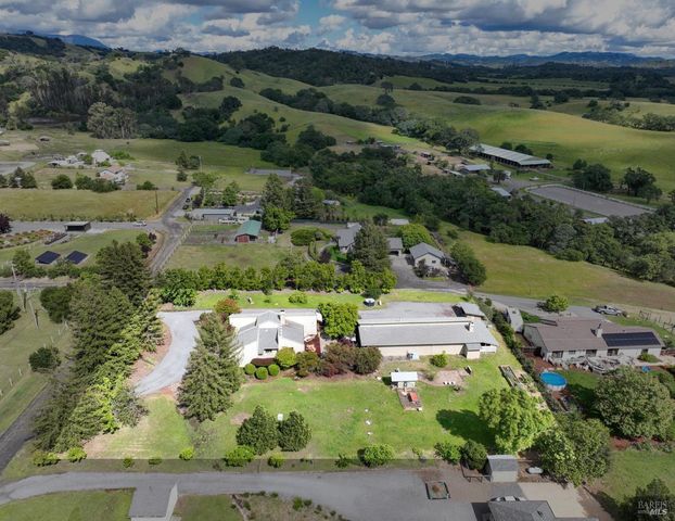 1084 Red Tail Rd, Healdsburg, CA 95448