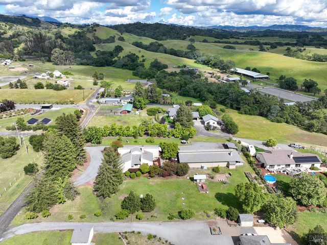 1084 Red Tail Rd, Healdsburg, CA 95448