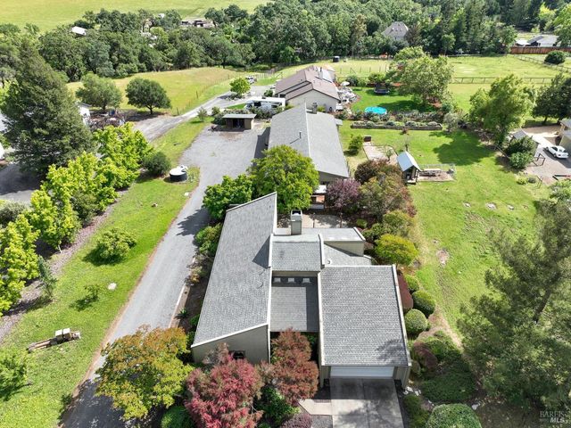 1084 Red Tail Rd, Healdsburg, CA 95448